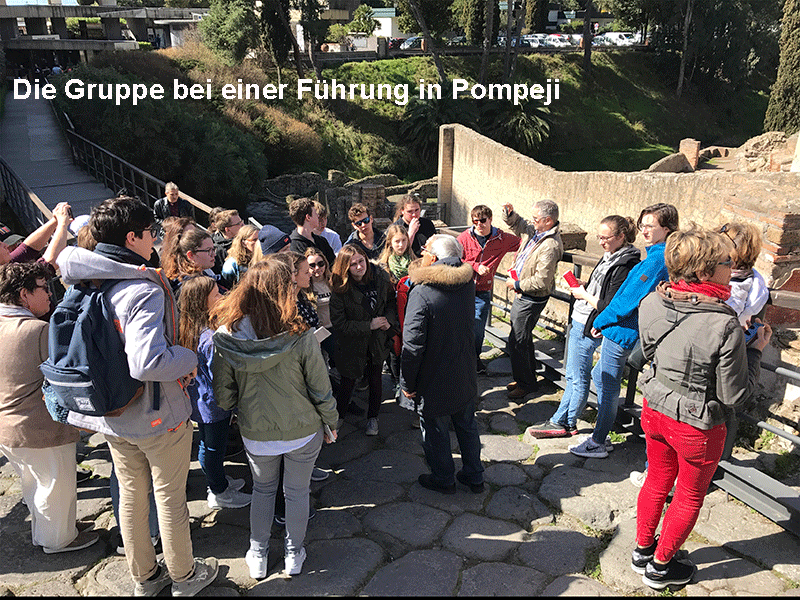 Die-Gruppe-bei-einer-Führung-in-Pompeji